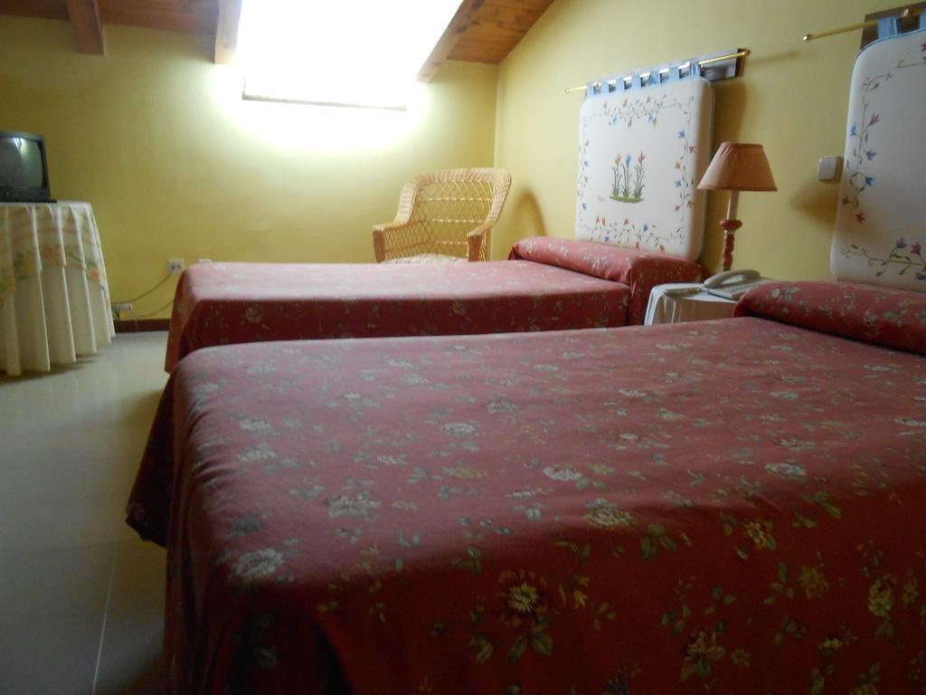 Hostal Burgos Torrecaballeros Δωμάτιο φωτογραφία